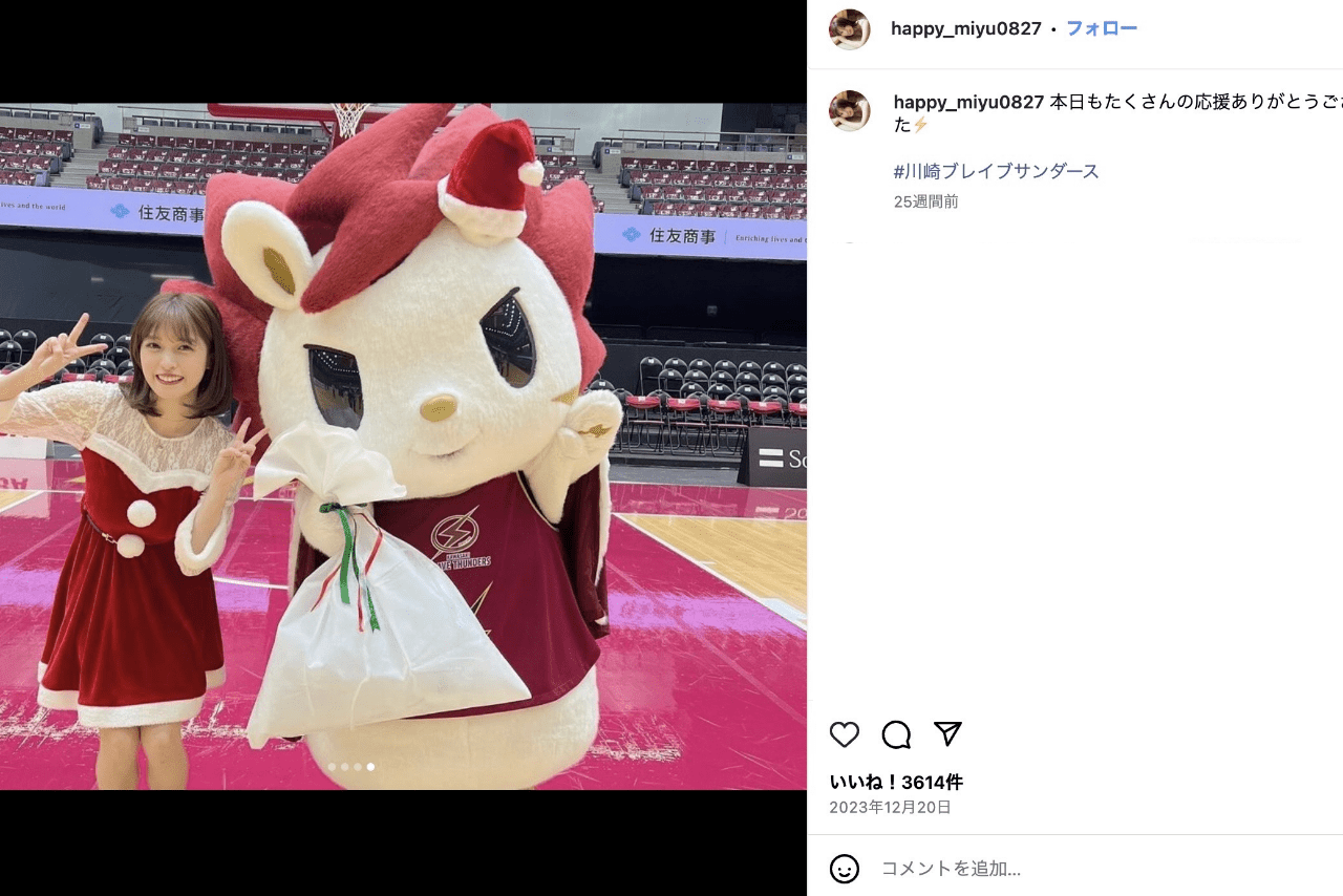 グラビアアイドル・村島未悠のサンタコス（公式インスタグラムより）