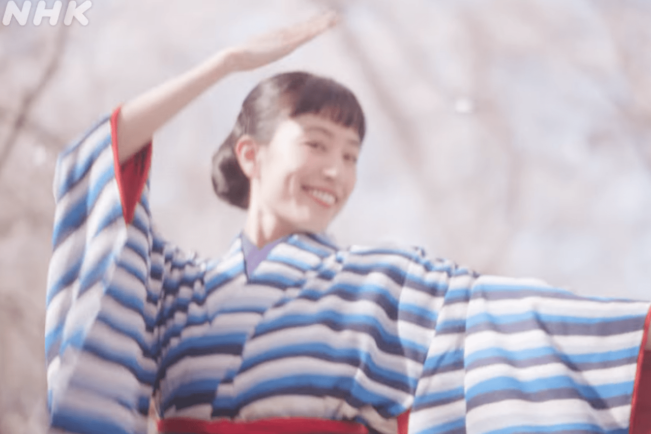 『咲き誇れ』。満開の桜の中で、石橋が笑顔で踊るタイトル映像が可愛いと話題に（NHK公式より）