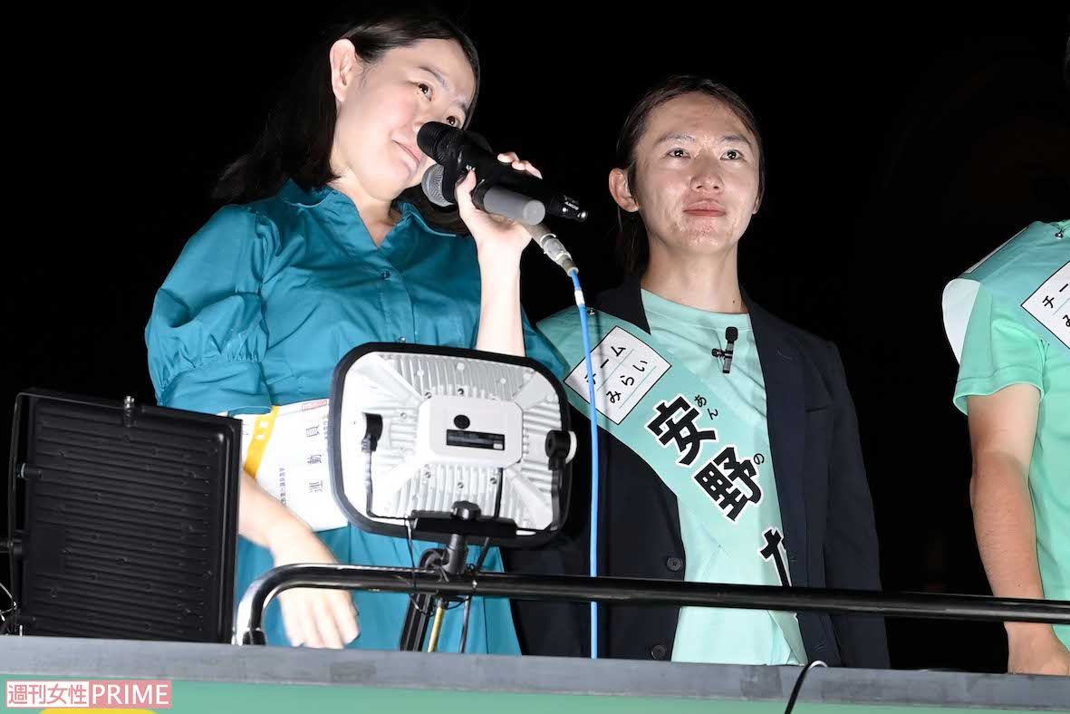 2025年7月、参院選での『チームみらい』安野貴博党首と妻・黒岩里奈氏