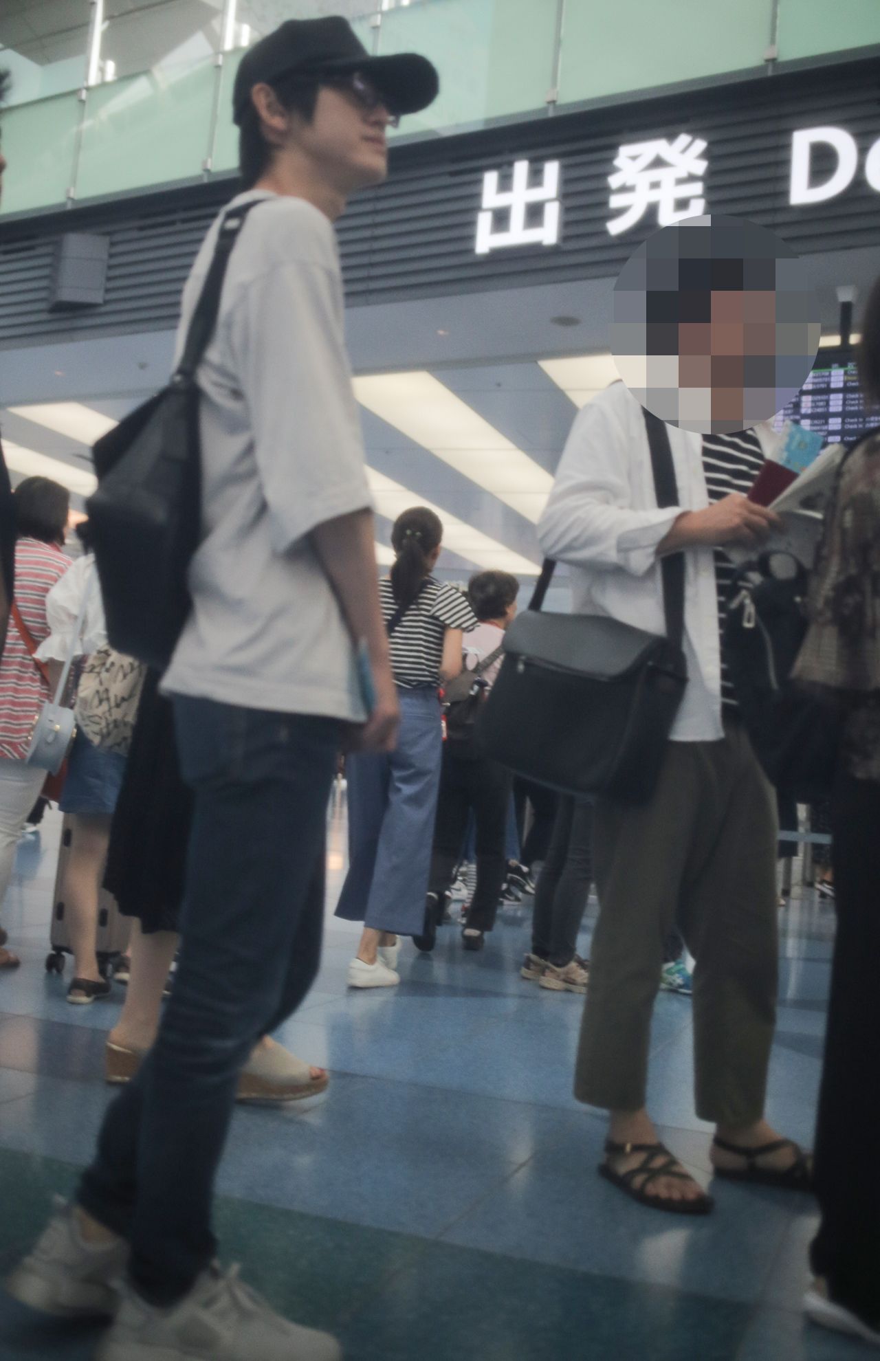 目深にかぶった帽子とメガネで変装していた本郷は、周囲にもあまりバレていなかった