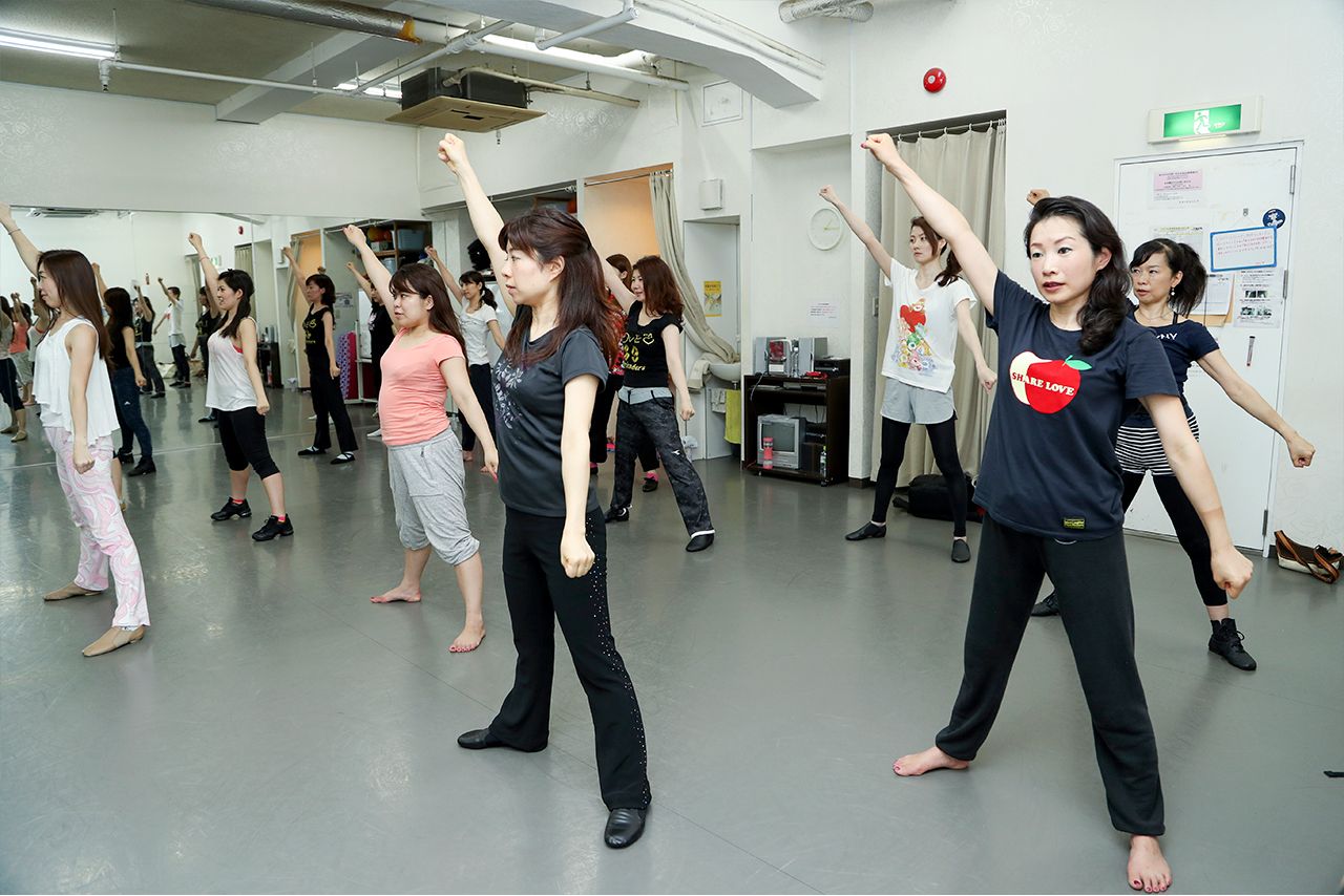 チアの基本を覚えれば、あとは組み合わせ。キレイに動くには練習が必要