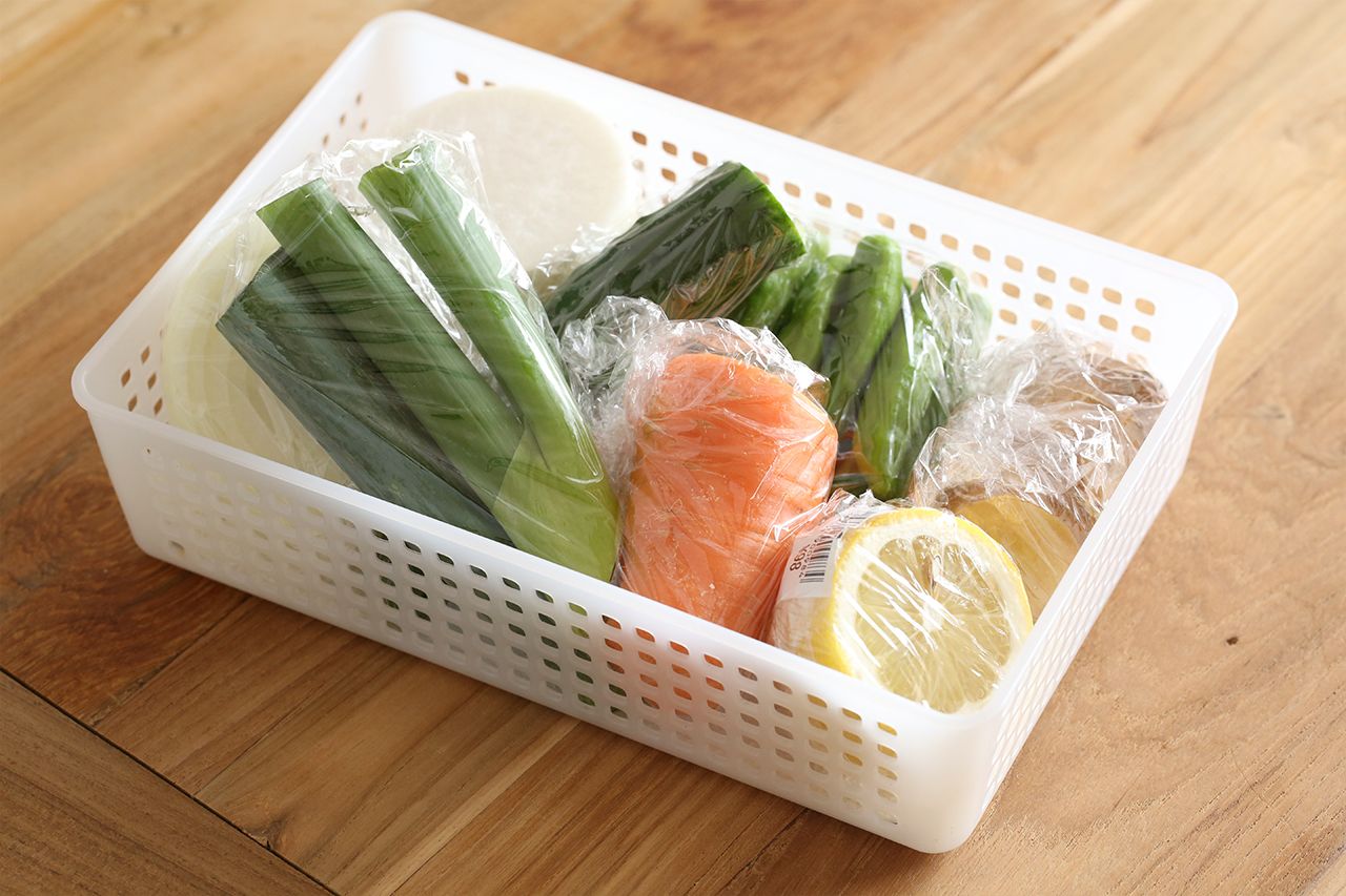 【M】使いかけはカゴにまとめて使い忘れ防止。ハンパに残ってしまった使いかけの野菜は、ひとつずつラップで包むか保存袋に入れ、専用のカゴを作ってひとまとめに。使い忘れを防ごう。