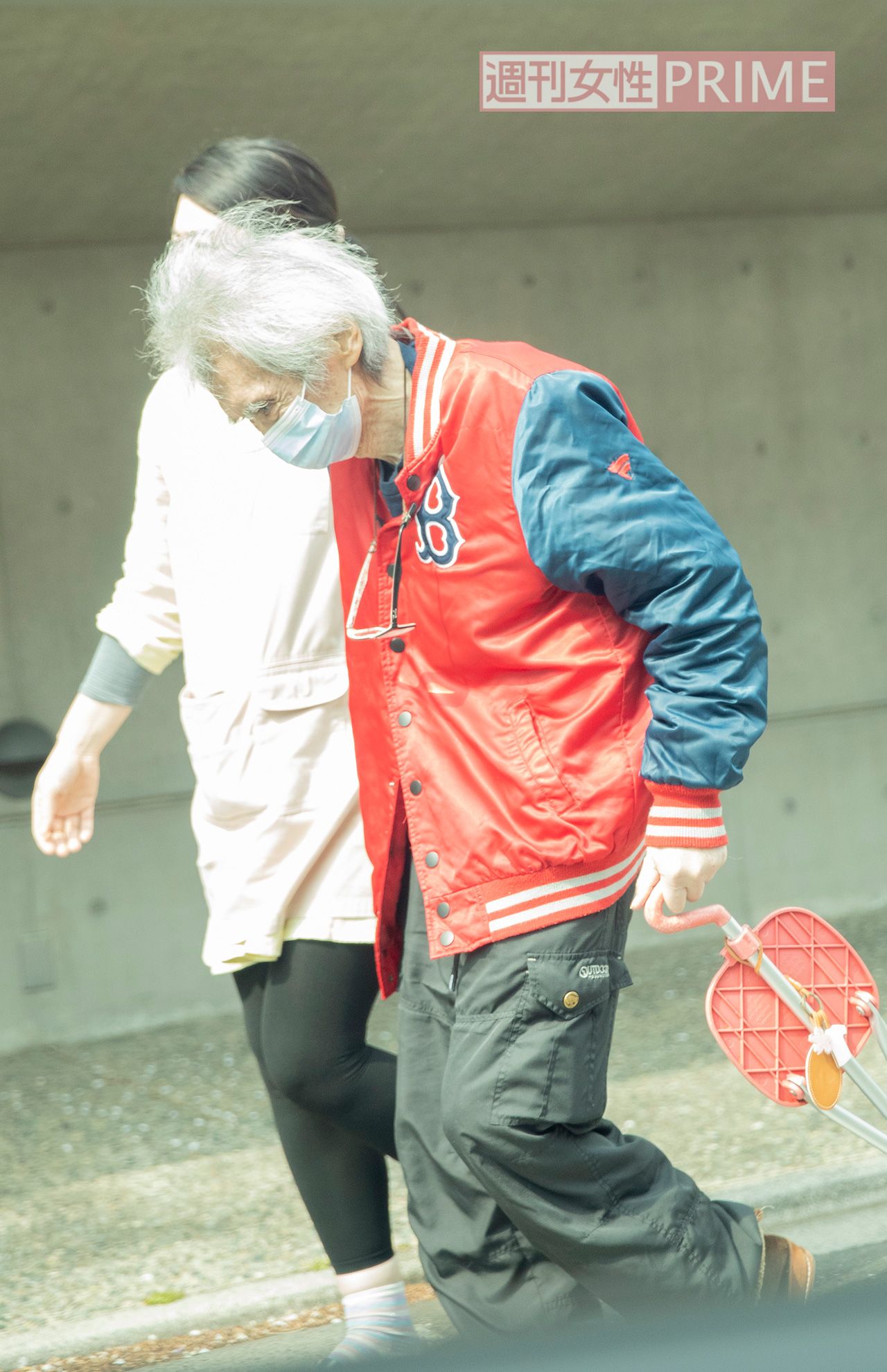 4月上旬、家政婦らしき女性に付き添われて自宅周辺を散歩する小澤3/3