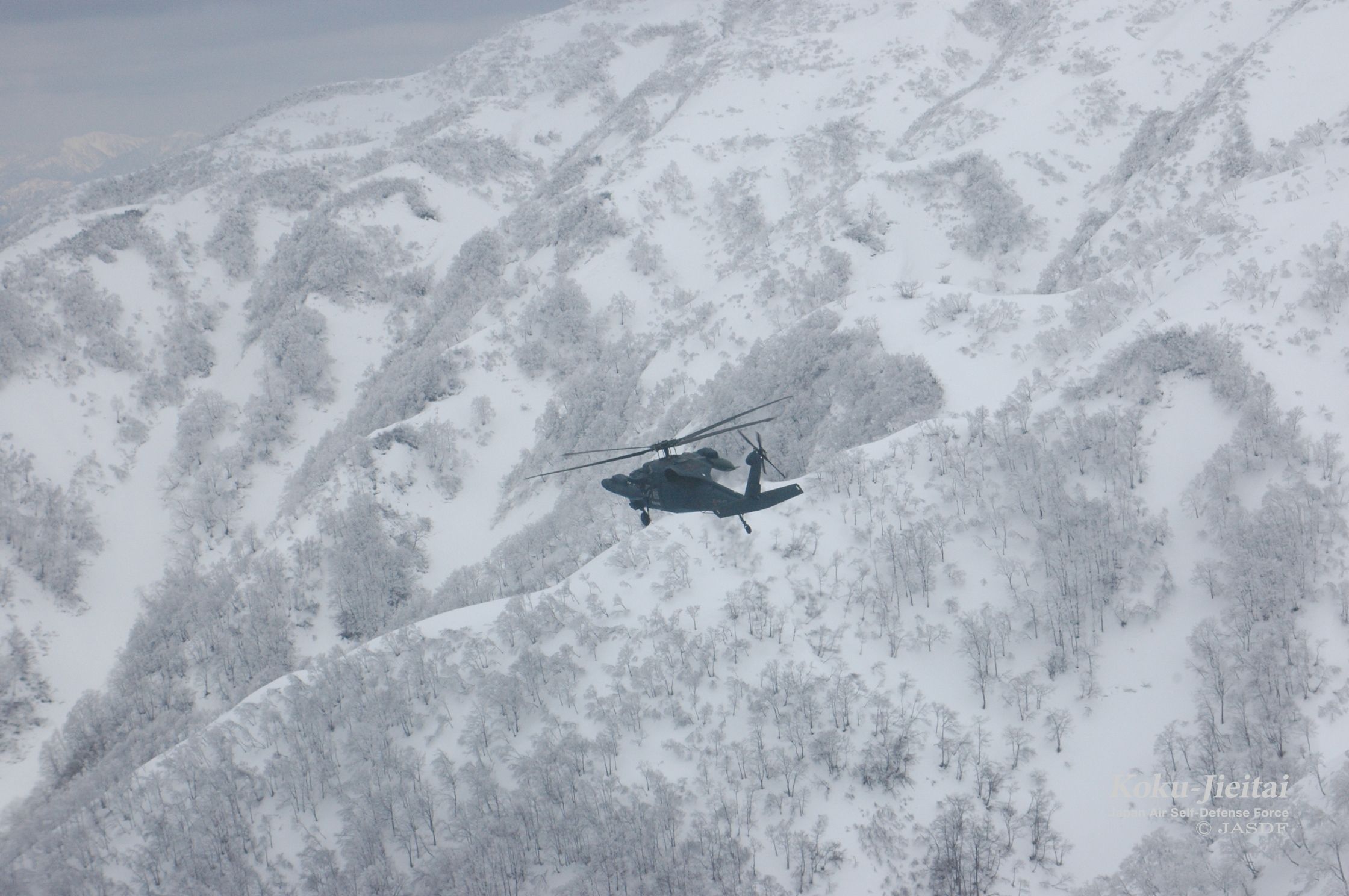 ドラマ第１話のような、雪山での救助活動も航空救難団の役目のひとつ（航空自衛隊公式HPより）