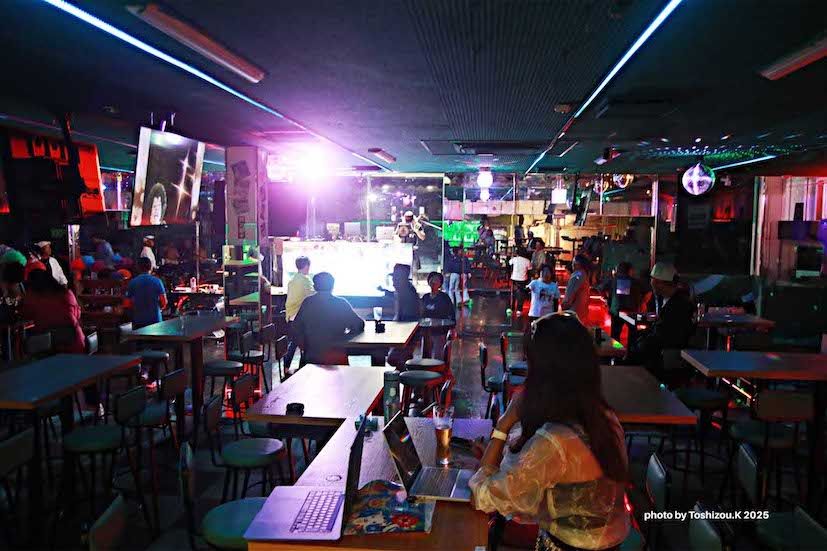 “美と健康と笑顔”をテーマに今年8月にオープンした『FOOMYS』を盛り上げる中島史恵（本人提供）