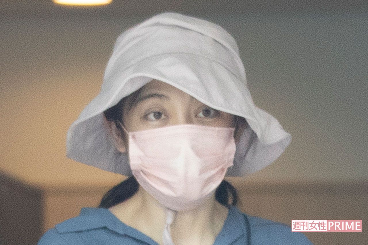 周囲を警戒しながら、引っ越したばかりのマンションから出てきた熊田曜子