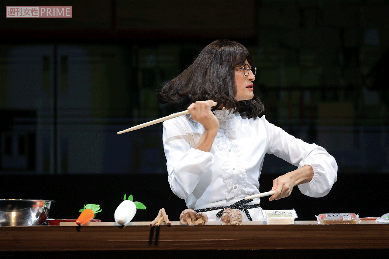 料理中にドラムの腕まで披露してしまったミタゾノ（撮影／高梨俊浩）