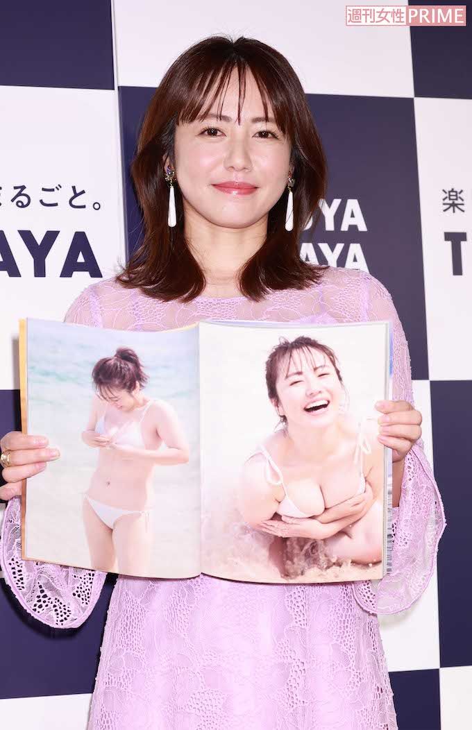 2023年10月21日、写真集『and more』(講談社)の発売記念会見に登場した磯山さやか