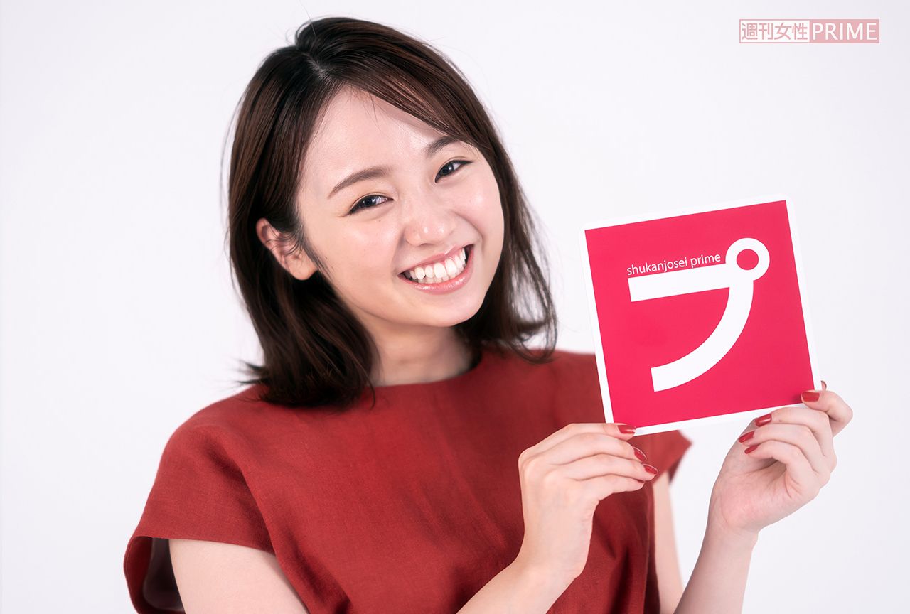 謎のマークを持たされてもスマイルを絶やさないずーみん　撮影／佐藤靖彦