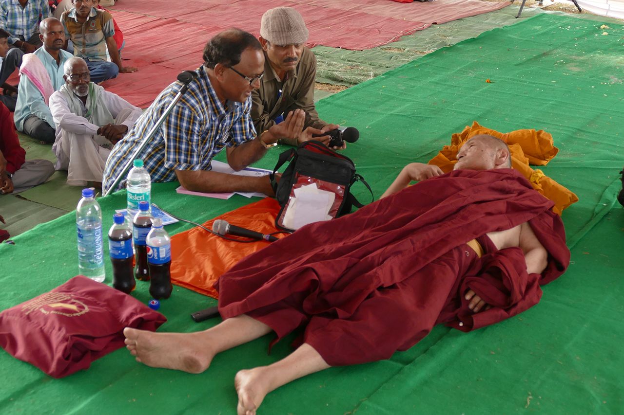 体調が悪く横になりながらも、インタビューに答える佐々井さん。限界まで真摯に向き合うが、「インド人はこっちの都合はおかまいなしだから」と苦笑い　撮影／白石あづさ