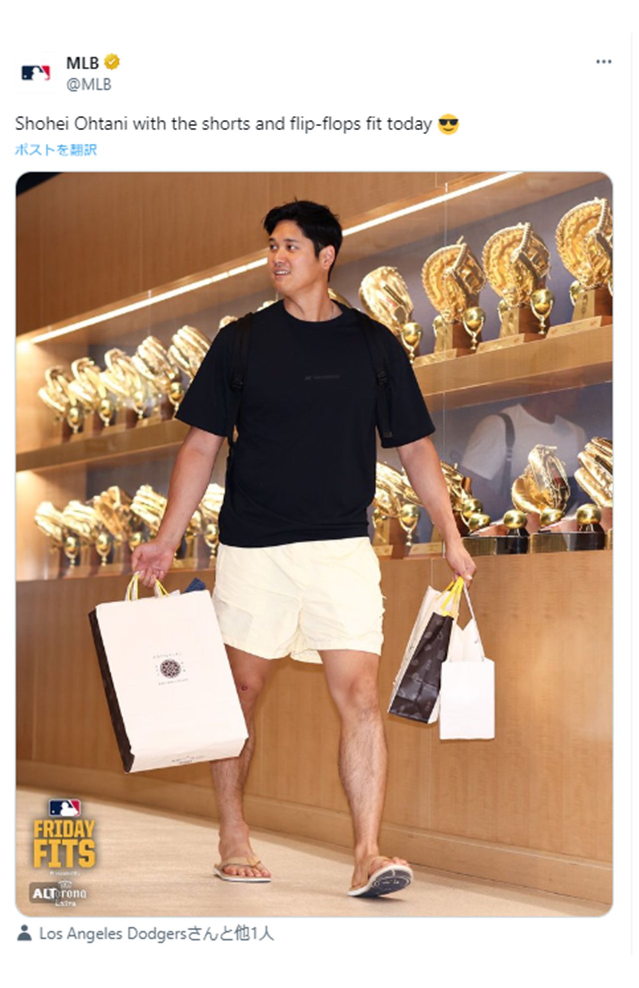 『かきたねキッチン』の紙袋を持って球場入りする大谷（MLB公式Xより）