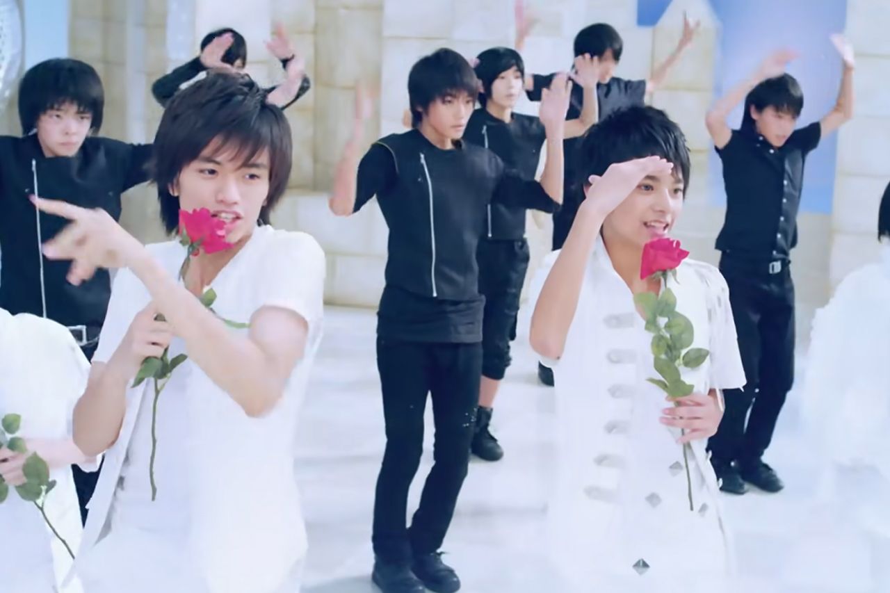 後列中央がSexyZoneのバックダンサー時代の高橋颯。左が岸優太（Top J RecordsのオフィシャルYouTubeチャンネル）