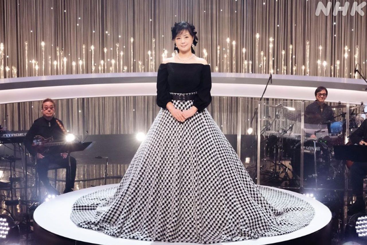衰えることのない歌声を披露した薬師丸ひろ子（NHK公式SNSより）