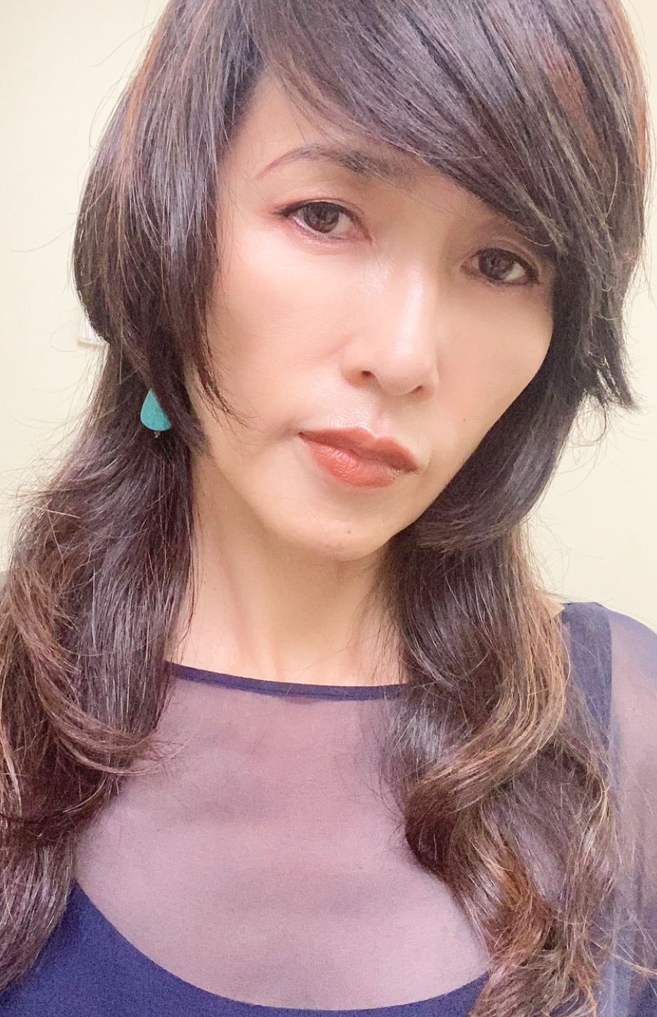 アドバイス「このヘアならこうして！まず長い。もう少し両サイドにボリュームを持たせて、長さは肩まで！　前髪の分け目もせめて8：2くらいに。そうすれば顔が卵形になり若く元気に見えますよ～！」（MAYUMI先生）（写真は本人公式インスタグラムより）