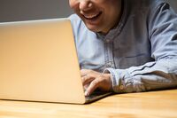 中学の新米教師、児童ポルノ画像所持で逮捕！勤務5日で“一発退場”の舞台裏