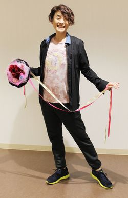 宝塚流のノウハウをたっぷり教えてくれた、はやせ翔馬さん。立ち姿がカッコいい！