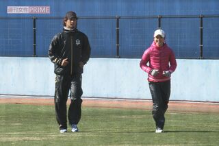 2011年1月、宮崎市内で自主トレをする古閑美保とダルビッシュ有