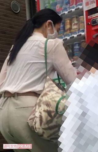 2018年、区立小学校に入学する長男を連れ、薄いピンク色のシャツにベージュのチノパンを履いた“きれい目コーデ”で決めていた小雪