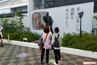 東村山にある志村けんさんの銅像は'21年6月に完成したが、今も写真を撮る人や手を合わせる人の姿が見られた