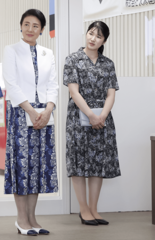 沖縄らしい“かりゆし”のワンピース姿が新鮮。同じモンステラ柄を選ばれたおふたりは、立ち姿までそっくり