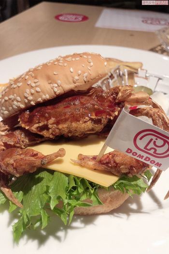 六本木のイベントで先行販売された「丸ごと!!カニバーガー」は完売続出