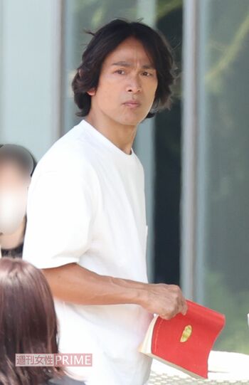 台本を片手にロケに臨む江口洋介（2022年『ネメシス』撮影）