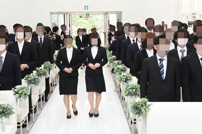 バージンロードを歩く新入社員の女性（HPより）