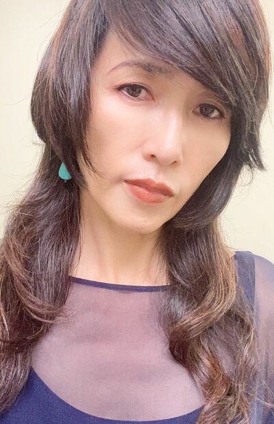 アドバイス「このヘアならこうして！まず長い。もう少し両サイドにボリュームを持たせて、長さは肩まで！　前髪の分け目もせめて8：2くらいに。そうすれば顔が卵形になり若く元気に見えますよ～！」（MAYUMI先生）（写真は本人公式インスタグラムより）