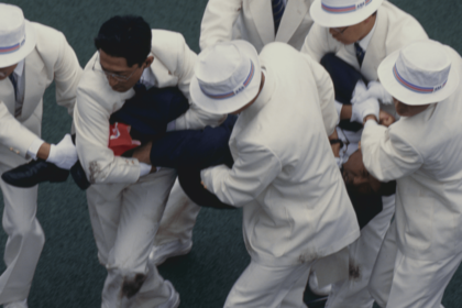 '92年10月、当時天皇皇后両陛下だった上皇ご夫妻に向かって発煙筒が投げつけられる事件が。男はすぐに取り押さえられた