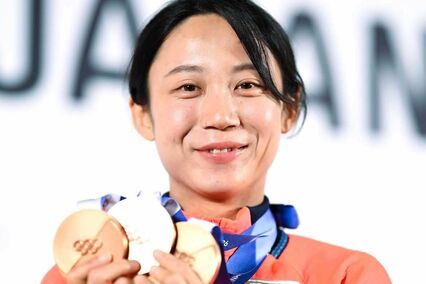 スピードスケート・高木美帆が国民栄誉賞受賞！副賞に「包丁10本」を選んだ背景と、刃に刻まれた“高市早苗”の文字に疑問