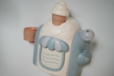 くすみカラーがトレンドを感じさせるキュートな浴室用玩具。浴室の壁材によっては吸着力が落ちるのか