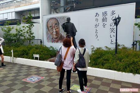 東村山にある志村けんさんの銅像は'21年6月に完成したが、今も写真を撮る人や手を合わせる人の姿が見られた