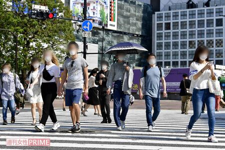 人通りが多い場所で日傘を利用する際は、特に注意が必要（渋谷のスクランブル交差点）