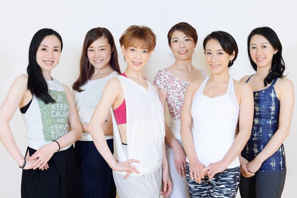 講師の方々。左から建守良子（たてがみりょうこ）さん、遼（りょう）かぐらさん、初嶺さん、千尋悠（ちひろゆう）さん、松本菜穂さん、神津見佳（こうずみか）さん