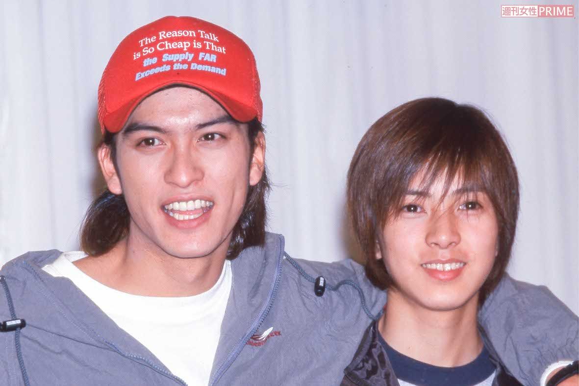 『池袋ウエストゲートパーク』（'00年TBS系）制作会見での長瀬智也（左）と山下智久（右）