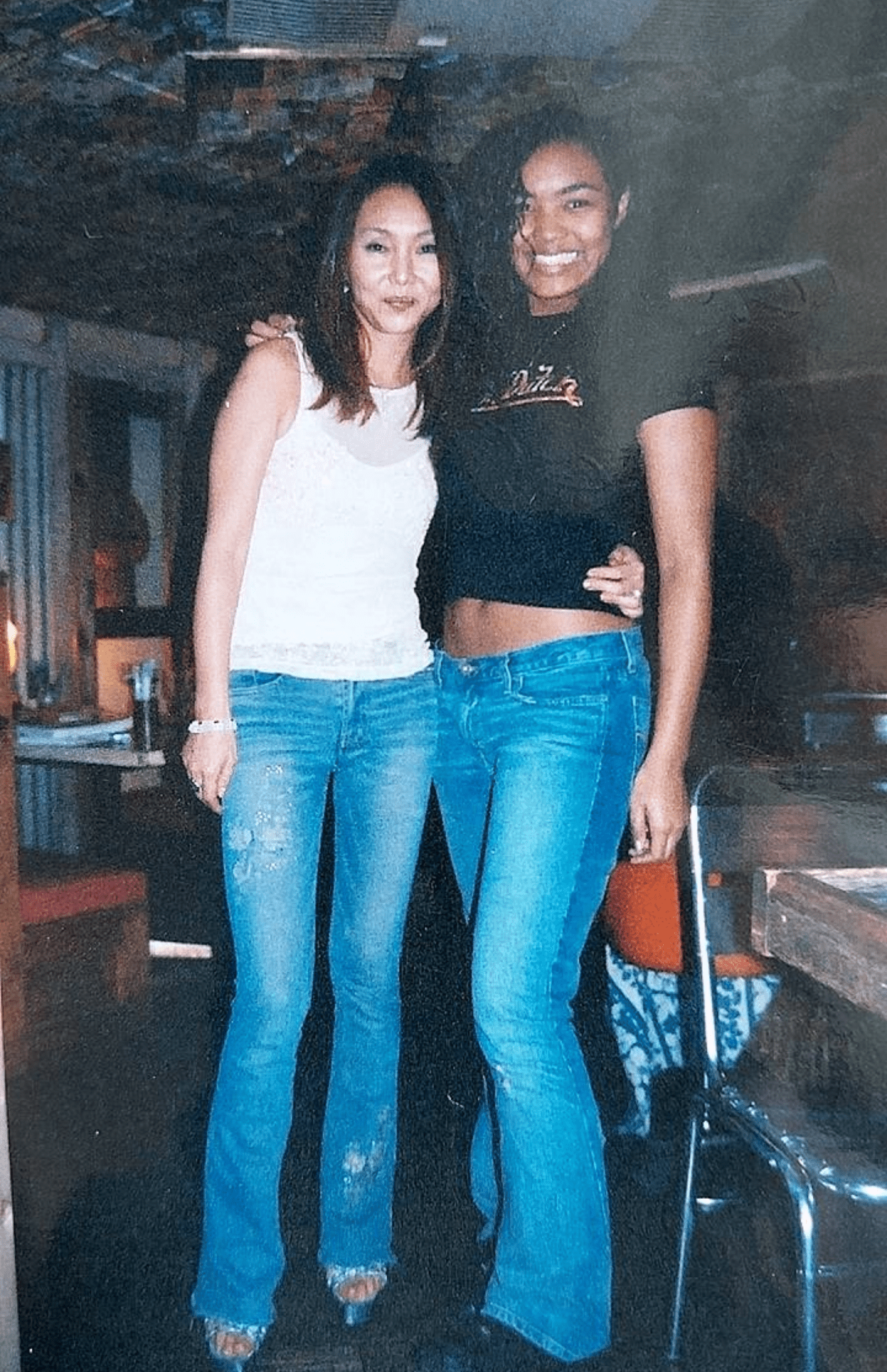 男と不倫していたころですが、クリとは変わらず仲良く、よく2人でおそろいの服を着ていました。デニムの形も当時の流行を感じさせますね