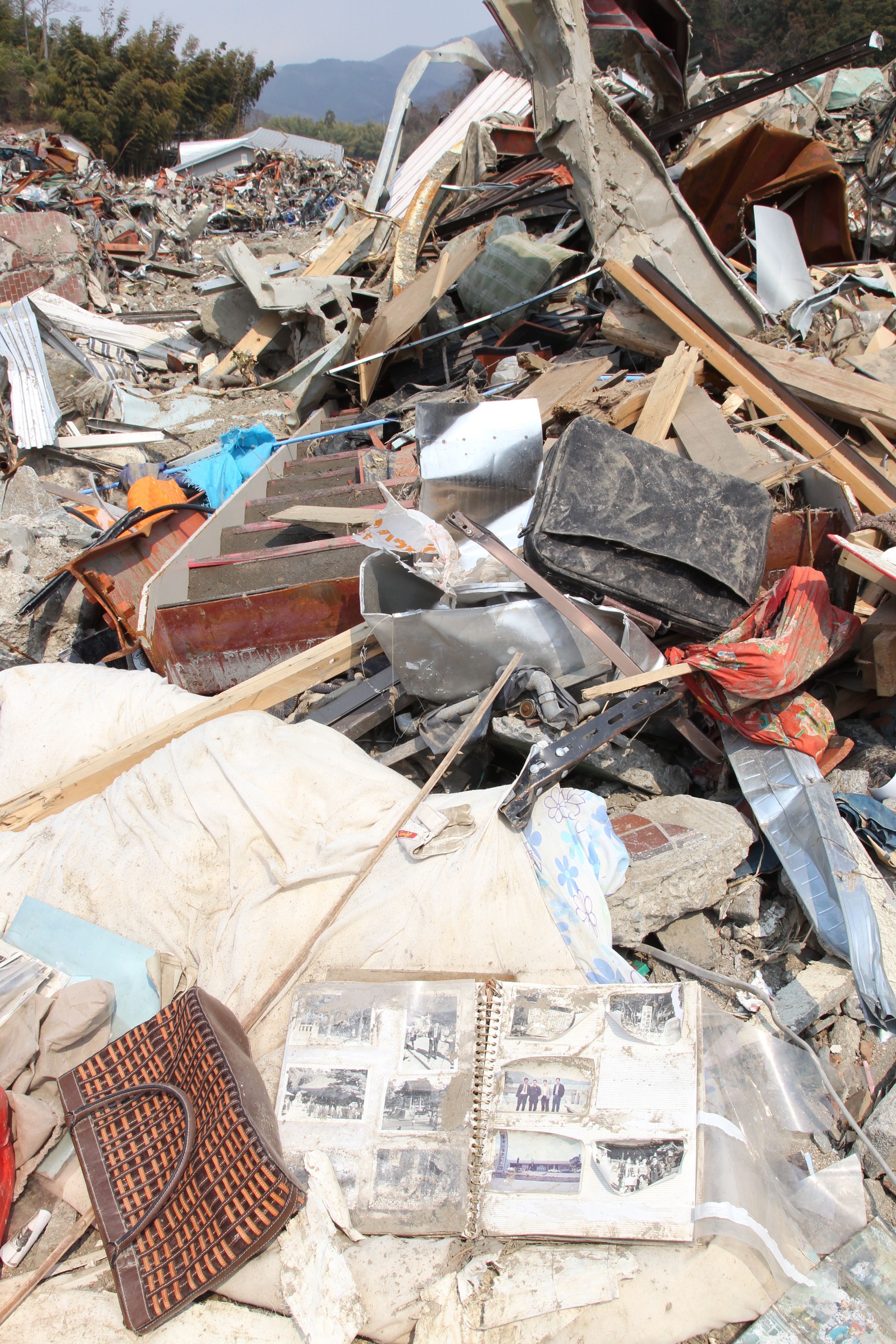 ここで出会った親子は、流された思い出の品を探しに来たと話していた（陸前高田市、2011年3月29日〜4月1日）