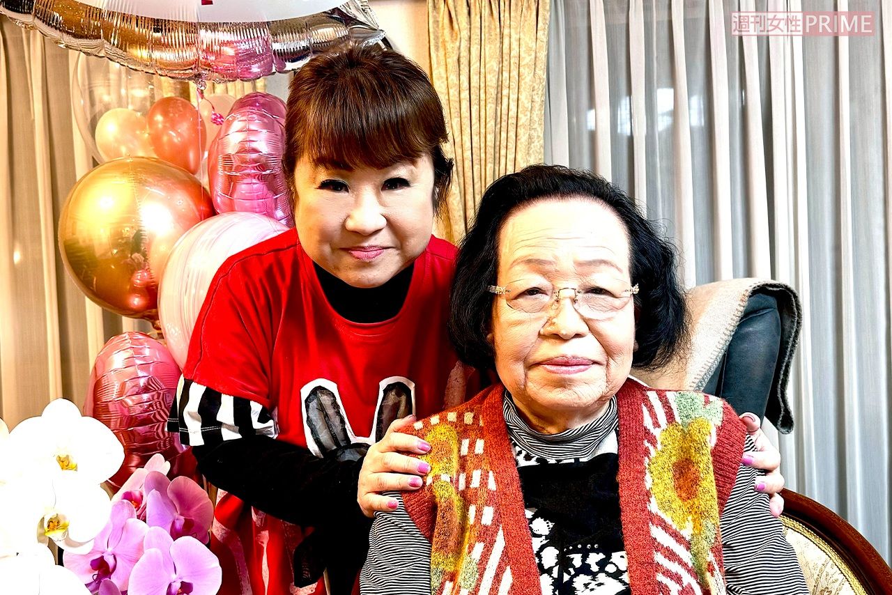 今年の筆子さんの誕生日に撮影。「母が入院中は私が母のそばにいたいので、できるだけ付き添うようにしていました。まさかこんなに元気になるとは!」