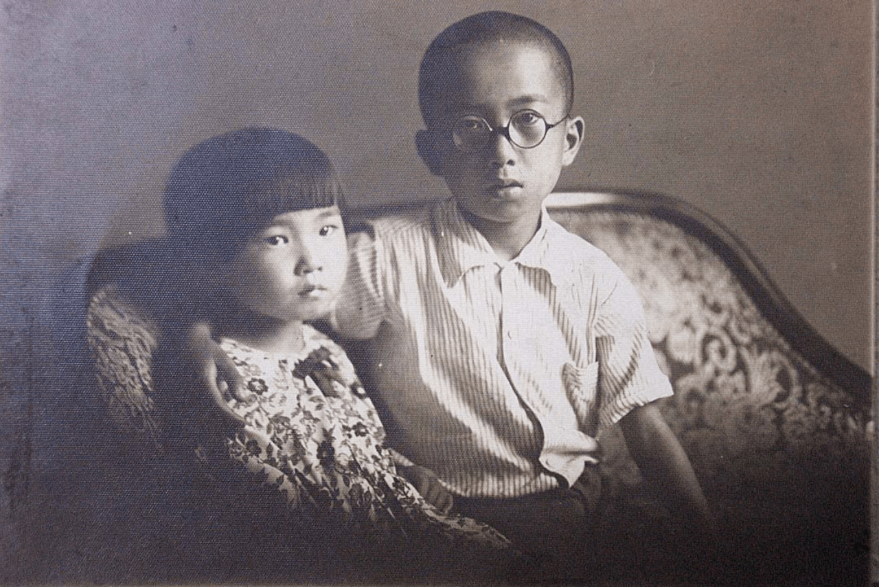 8歳のころ。妹と。4人きょうだいの長男として生まれた