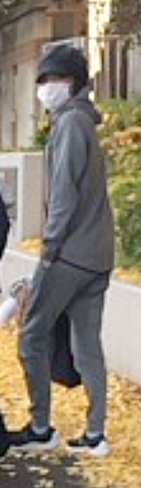 散歩中、振り返る藤原竜也