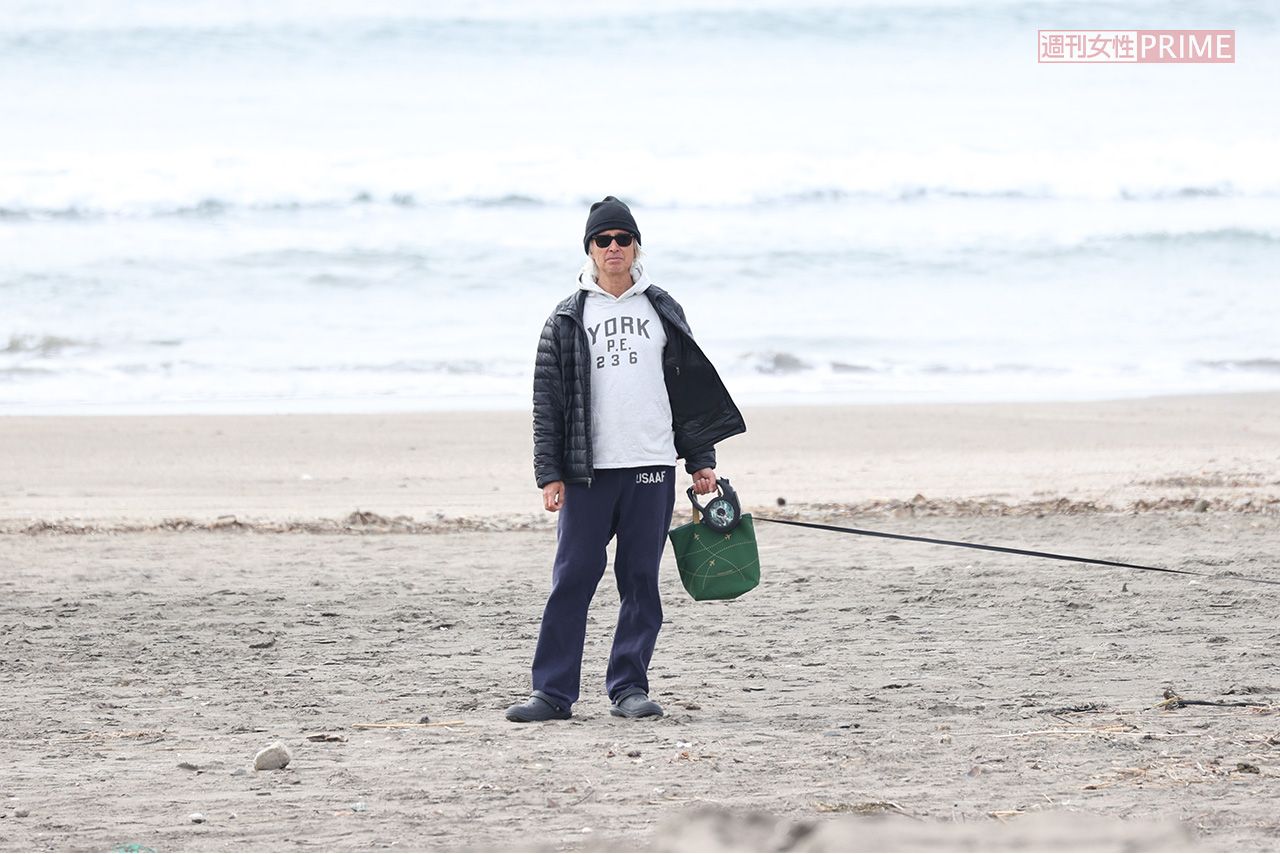 自宅近くの海岸沿いで犬の散歩を日課にしているマーク。その日の波情報をYouTubeで中継している