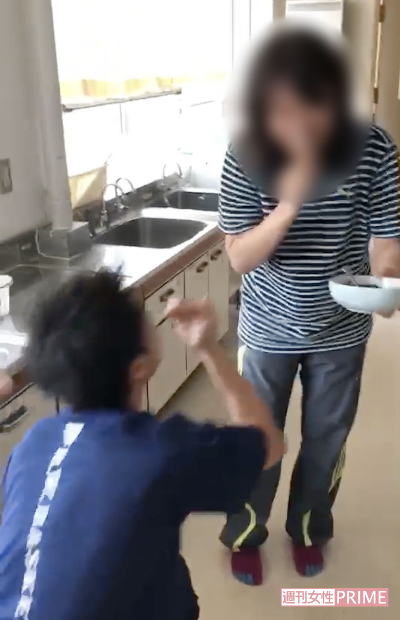 激辛カレーを手に大笑いする“女帝”（右）とX教員。別の日には目にもカレーがつけられた