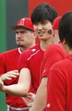 '18年に受けた右肘の手術痕をチームメートに見せる大谷翔平。再びこの痛々しい傷を負う手術に臨むのだろうか 写真/共同通信社