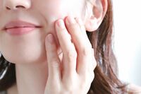 【寝る前22円ハリ】銀座の鍼灸師が伝授、10円玉と1円玉をカラダに貼ると“通電効果”で血流がよくなる！た…