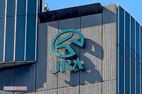 JRA騎手が“移動中にネトフリ視聴”で騎乗停止…競艇では18か月停止という「競馬界のユルさ」に批判の声