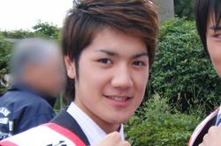 「湘南江の島海の王子」に決定した直後の決めポーズ（'10年7月）