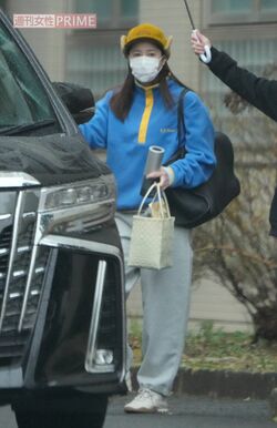 2026年2月上旬、雪の舞う中で帰路についた松本若菜。トップスと帽子が特徴的