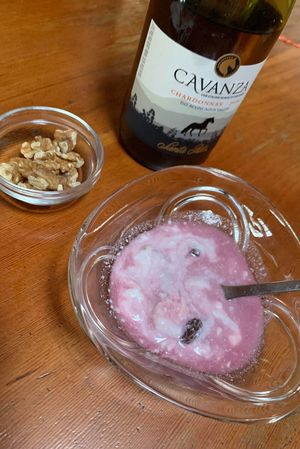 赤ワインをヨーグルトで割るのは先生のおすすめ。レーズンをのせ、くるみをアテにすればさらにヘルシー