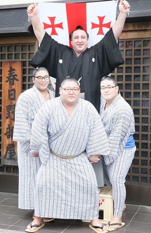 祖国ジョージアの国旗を掲げてニッコリ　撮影／吉岡竜紀