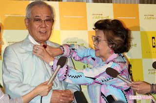 ’10年、会見中に沙知代さんが野村さんの襟を直す気遣いを